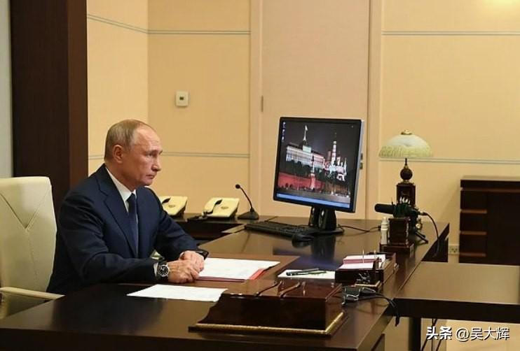 俄总统新闻秘书佩斯科夫称，普京以视频会议形式主持俄联邦安全会议，讨论伊朗周边局势