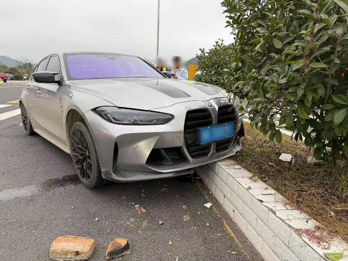 高速服务区着什么急？你这性能怪兽，上了主道再飞呀！