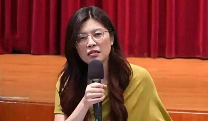 郑丽文正在为她不够坚定的立场和不谨慎的言论付出代价，陷入被动局势，她该反思自己了