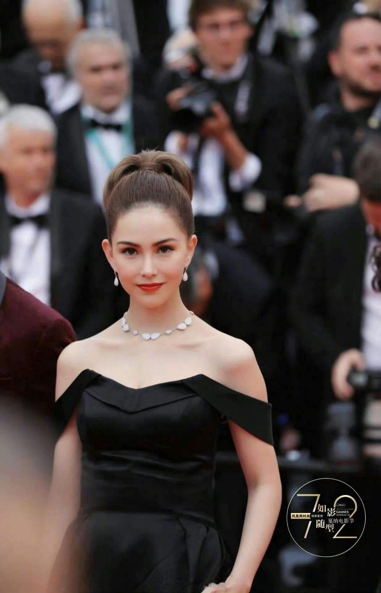 在人群中默默的看老婆走红毯 ​​​