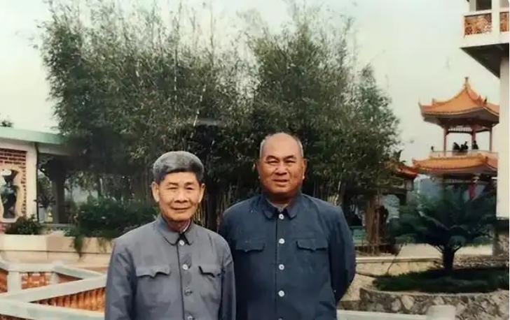 1969年，一位副军长到西安热电厂视察，厂长跟在后面点头哈腰。谁知副军长看到一个