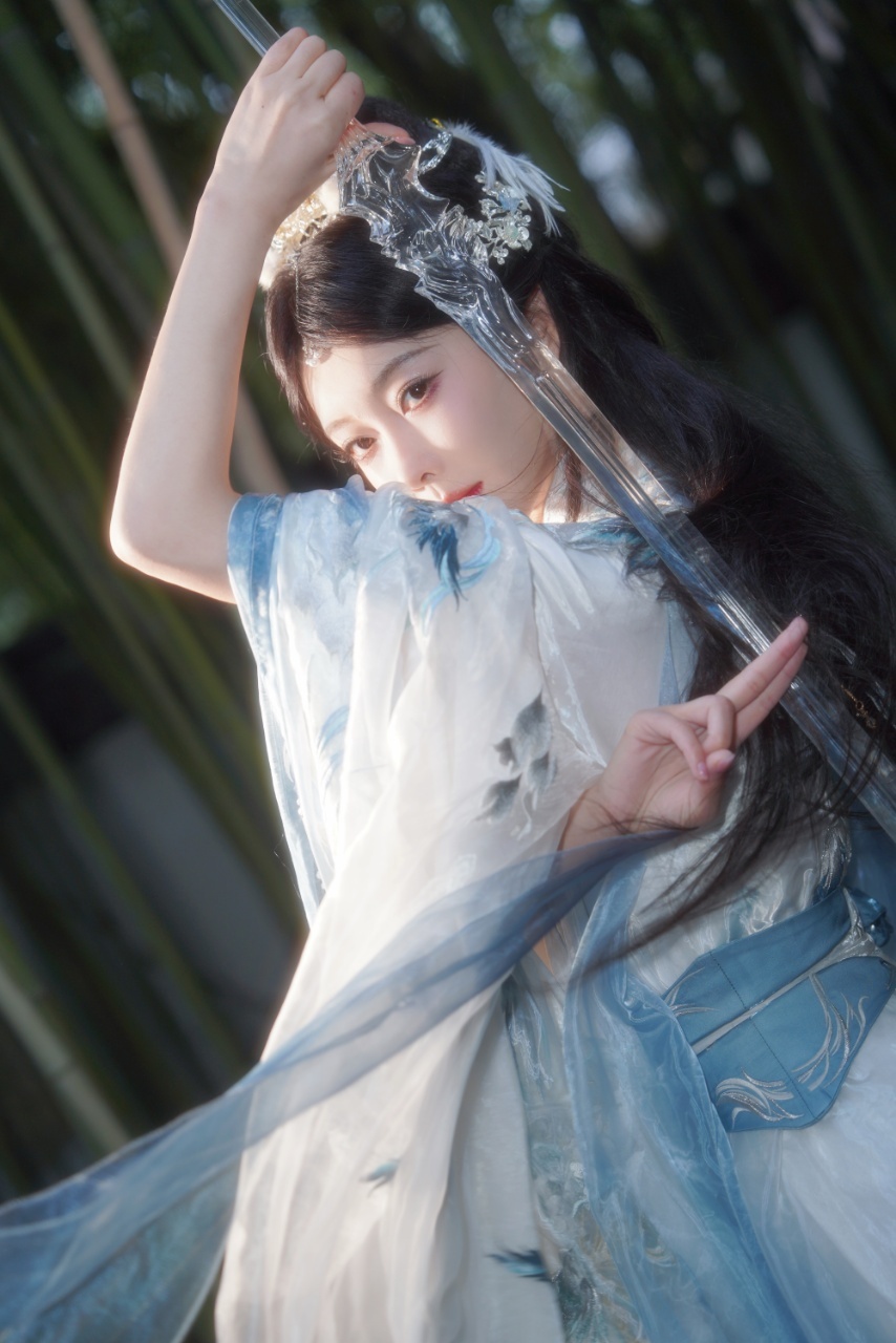 宣璐梦回与凤行琉羽宣璐真的太适合这类仙侠造型了，既能演出琉羽的温柔灵动，又驾驭得