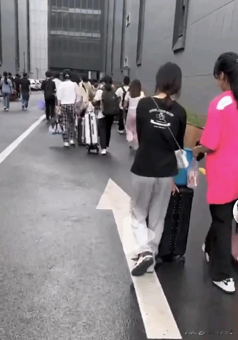 今天上午给一线的白班生产人员做集中入职培训，在讲到生产人员的工资都是由基本工资+