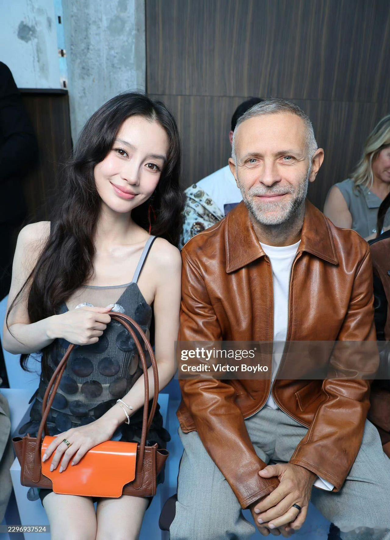 Angelababy米兰时装周生图 自然光真的最考验人，这组米兰生图皮肤通透，眉