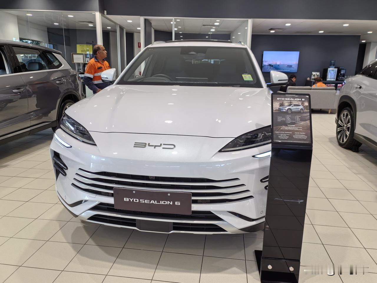 今天出门办事顺路去逛了墨尔本的一家比亚迪4S店，店里主要有纯电和插电海狮两个车系