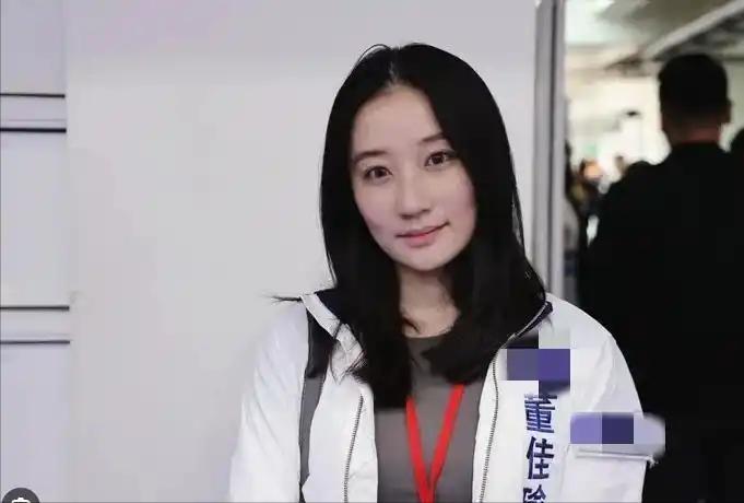 郑丽文率国民党 14 人代表团访陆，团队里最受关注的莫过于 30 岁的国际事务部