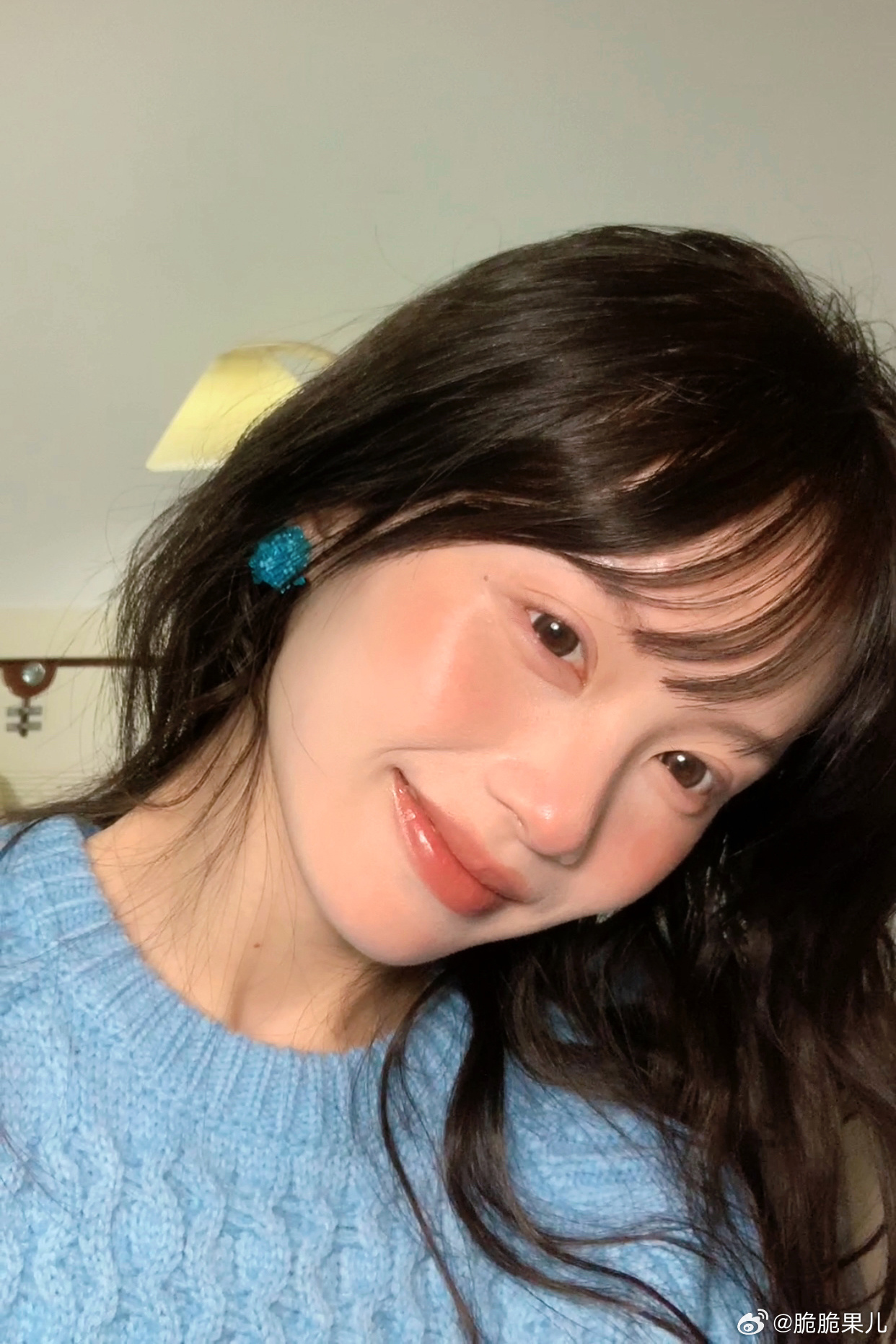 昨天为了去跟毕业的博士师兄拍大合照五分钟搞定的糊弄妆 一颗腮红化完全脸而头发是星