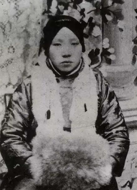 毛福梅的父亲毛鼎和，一辈子都没原谅蒋介石。原因说出来让人哭笑不得——蒋介石娶毛福