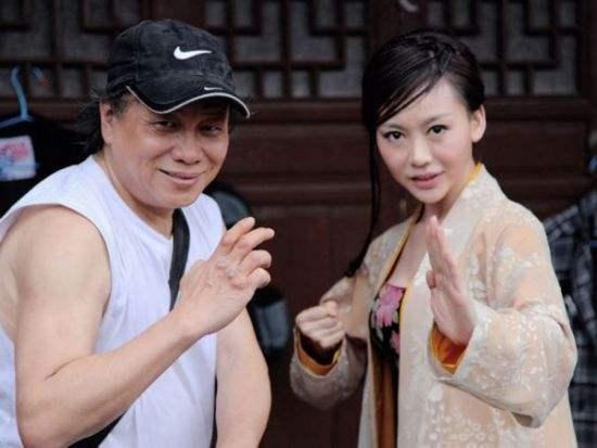 梁小龙有9个弟弟1个妹妹，小时候他家境贫寒。作为家中长子的他吃尽了生活的苦，好在