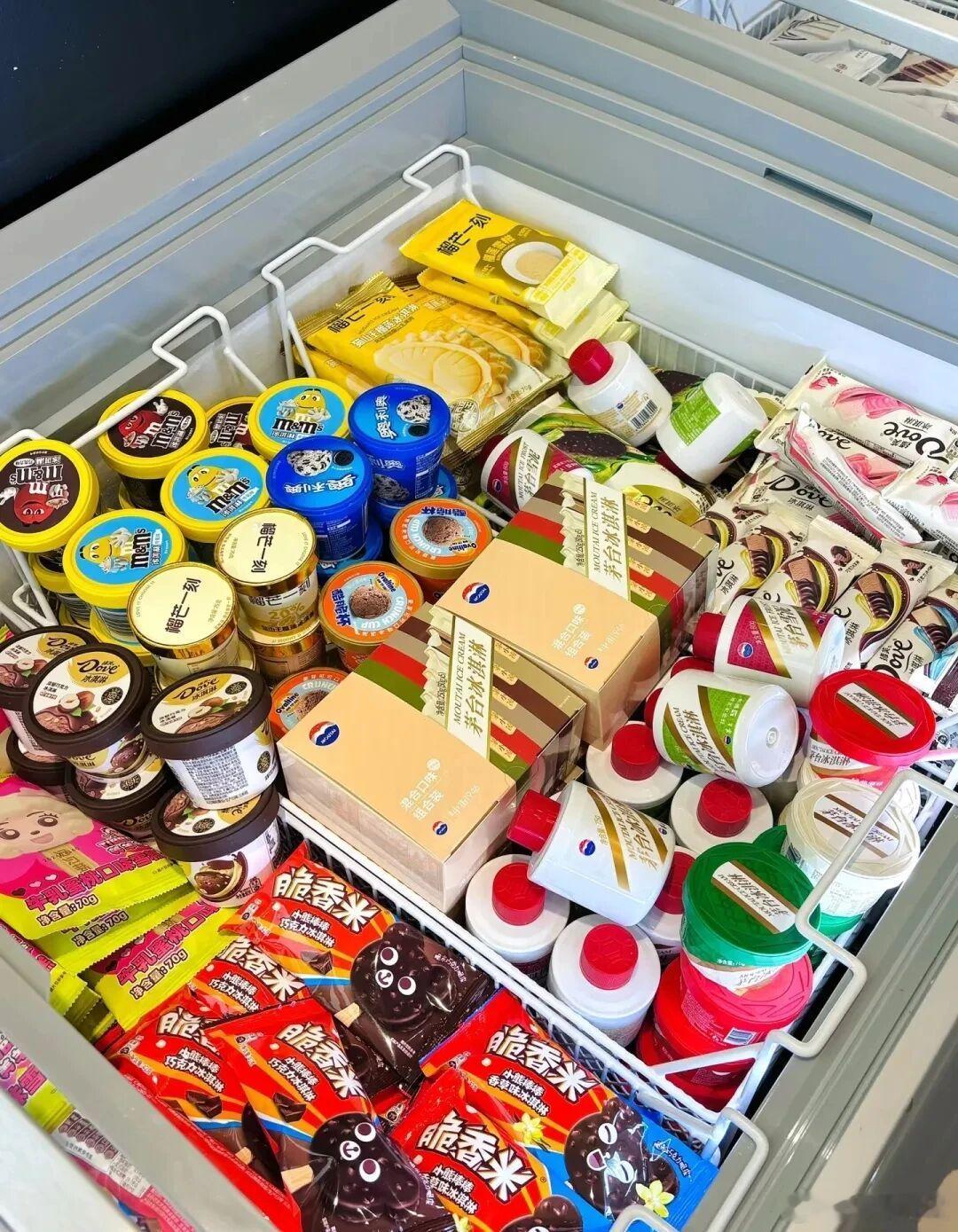 【伊利蒙牛们押注 “超级植物”，冰淇淋行业的变天风暴】冰淇淋柜里，羽衣甘蓝、苦瓜