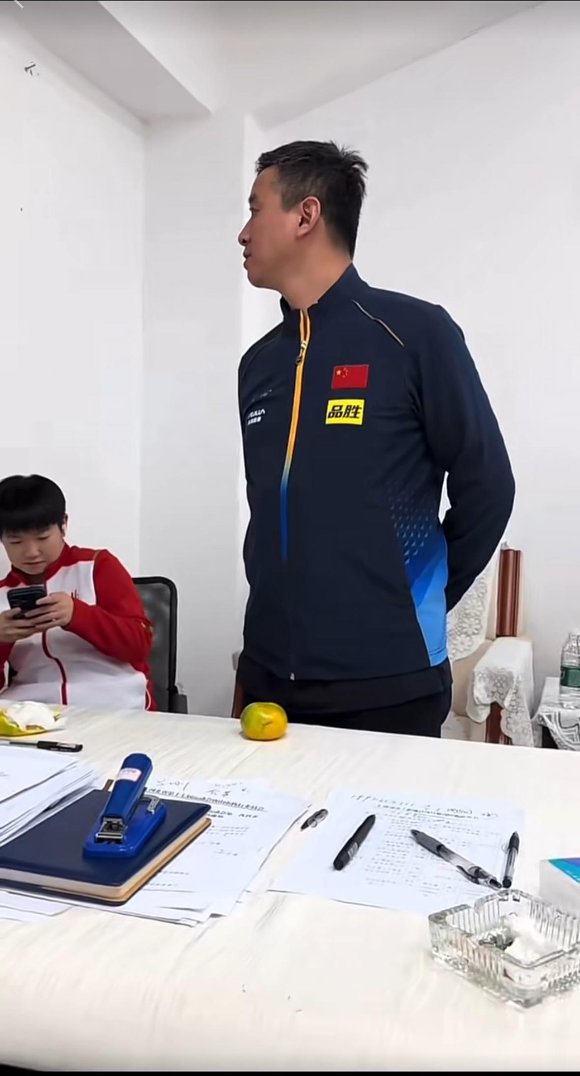 莎莎坐着看手机，真轻松，看到这一幕她可以如此轻松真的很感动，赢了！
她到达现在的