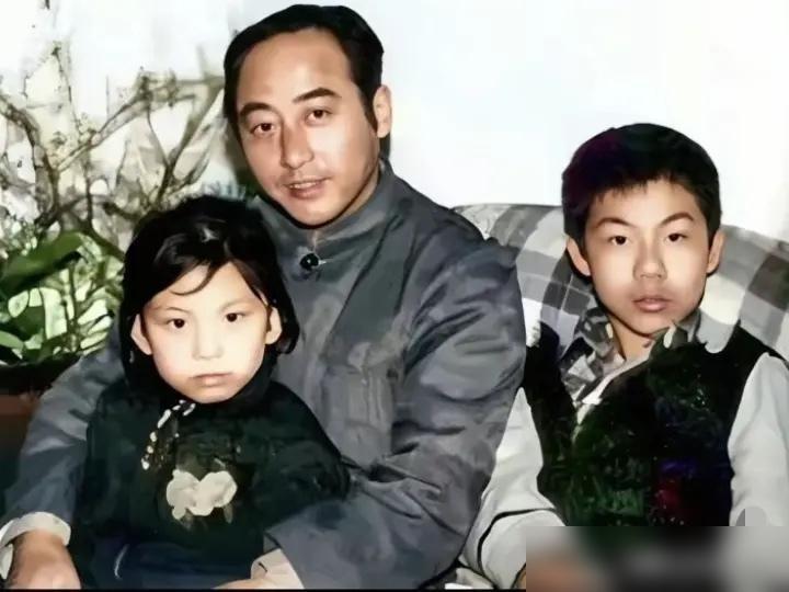 你落难时我不走，不是爱情，是道义。
 
妻子鲍蕙荞生二胎，庄则栋带着随从，像巡视