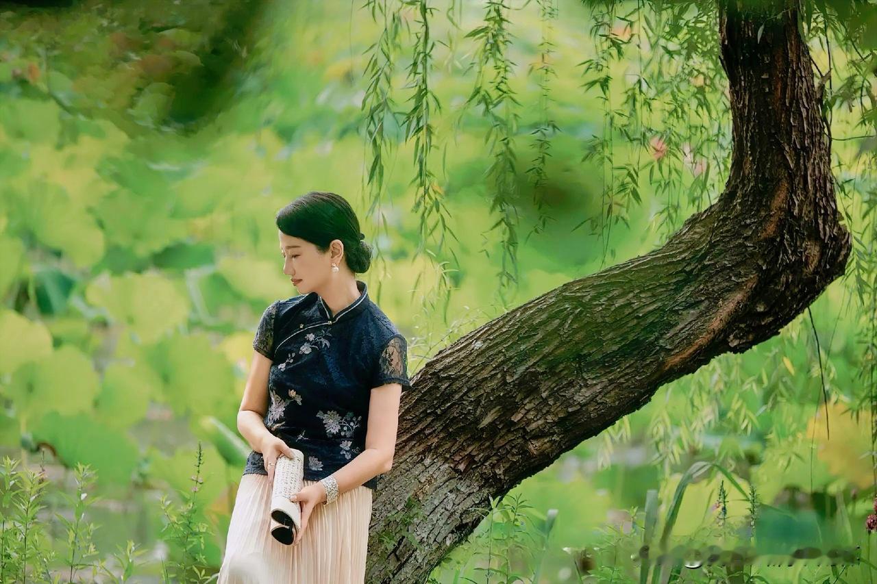 上联：城南芳草年年绿
下联：有请雅士[玫瑰][玫瑰][玫瑰]
