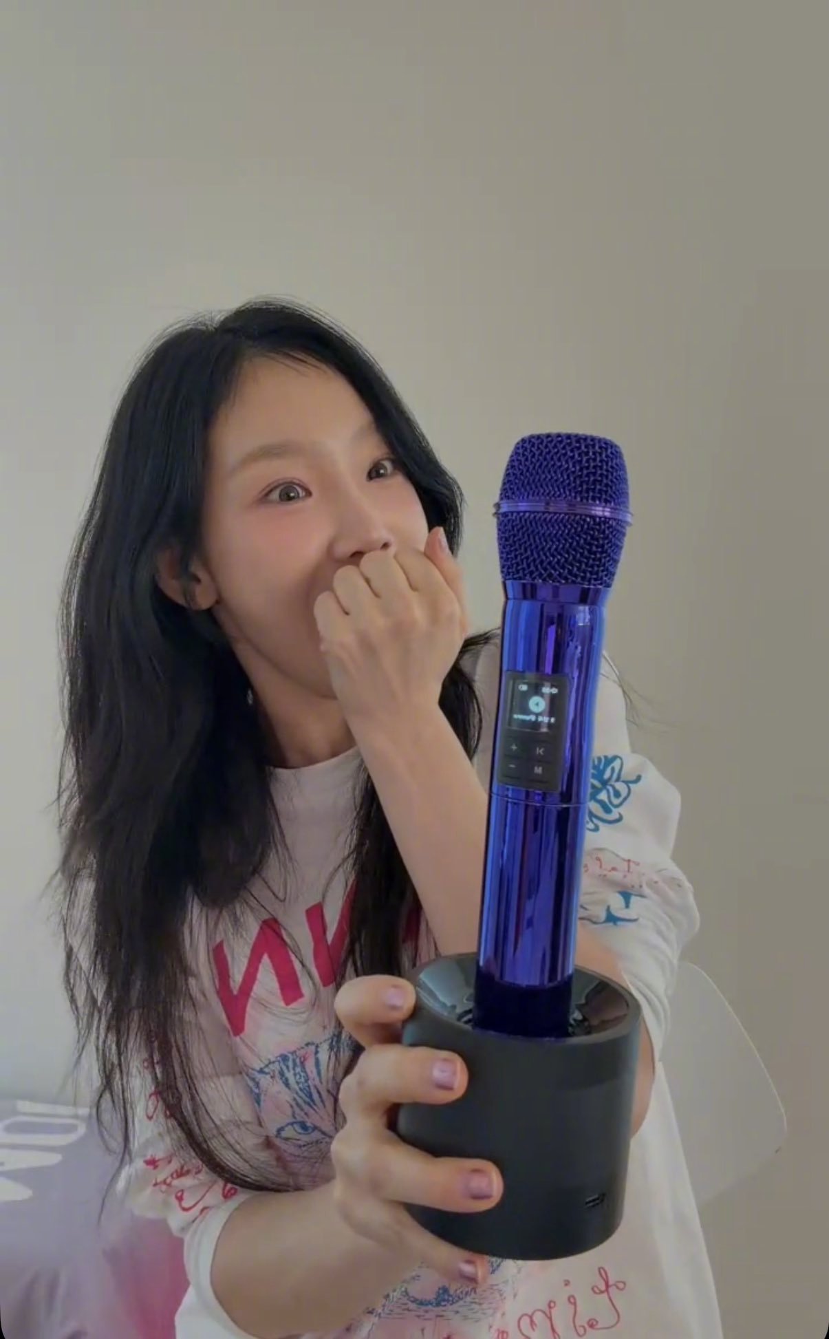 【Theqoo】泰妍蓝牙麦克风专辑开箱瞬间反应，连本人也都是第一次见！金泰妍