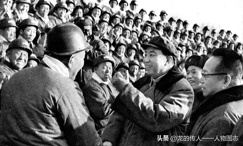 华主席在唐山东方红广场亲切接见唐山市各条战线的劳动模范、先进工作者、先进单位的代