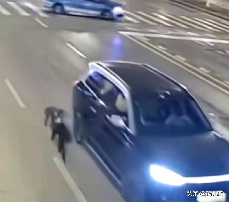 知道有些养狗人都疯狂成啥样了吗？把狗拴在小轿车后面，半夜开车在大马路上遛。

3