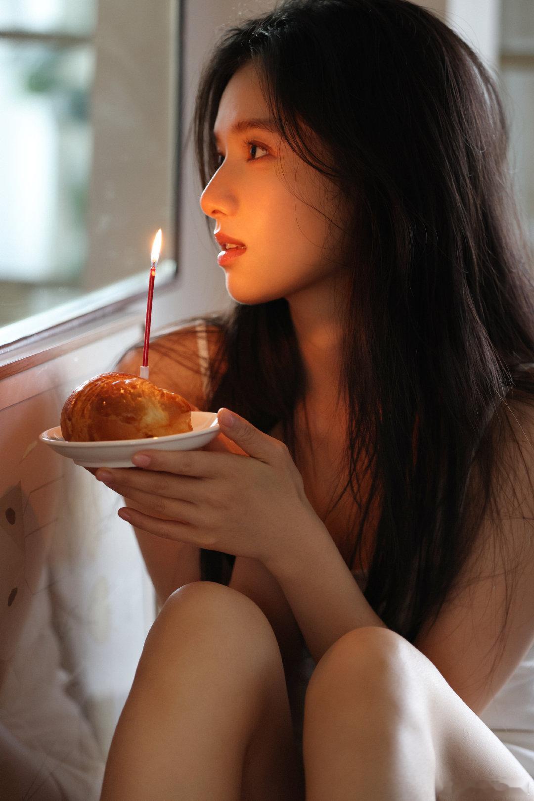 张婧仪晒27岁生日写真张婧仪27岁生日晒照张婧仪晒27岁生日写真，真的太适合做头