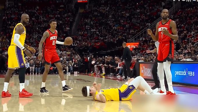 杜兰特一掌推飞里夫斯，这球直接看呆了所有人！
 
湖人火箭战正酣，杜兰特被两人包