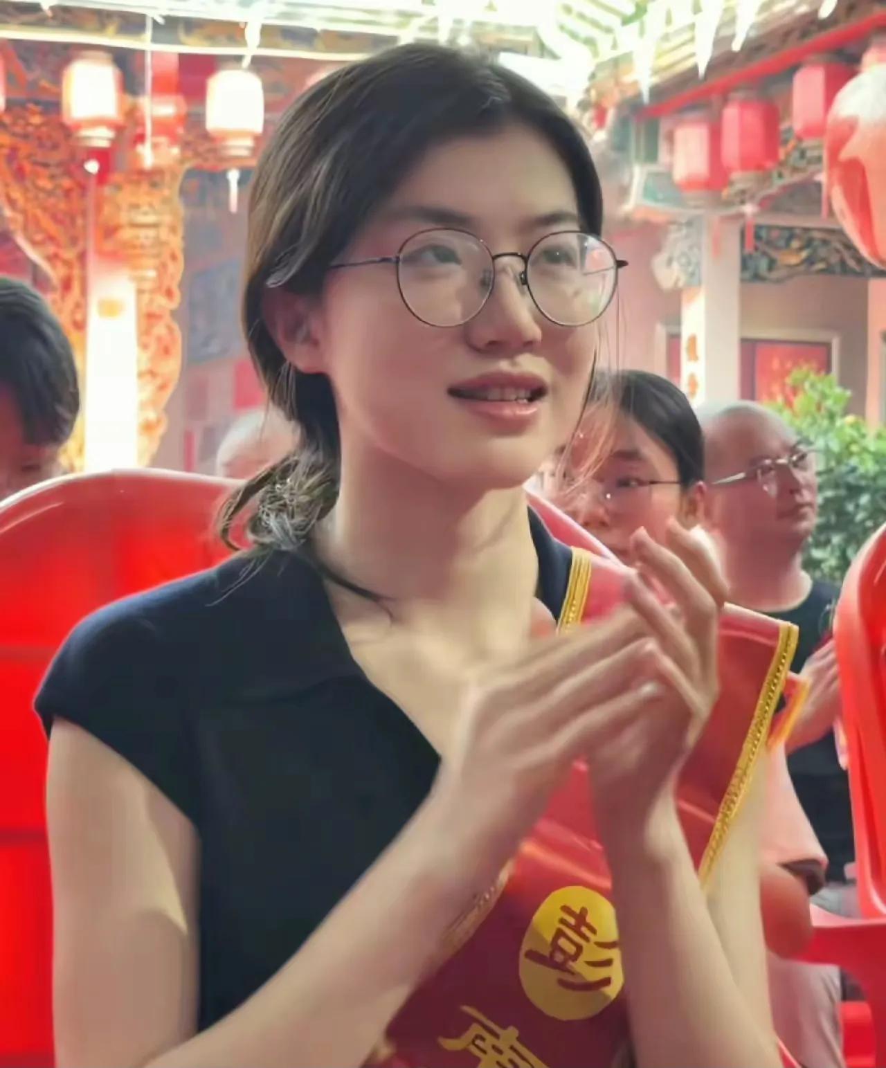 才貌双全，而且金榜题名！

这就是来自佛山市第一中学的顶尖学霸彭梓莹，以优异的成