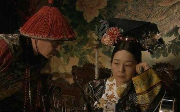 慈禧每次洗澡后，只留李莲英1人伺候。而房间里不时传出喊痛，一位小宫女偷掀帘子，这