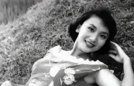 1923年，年近五旬的张作霖刚到天津，偶遇一个身材婀娜的年轻女孩，随从说：“一脸