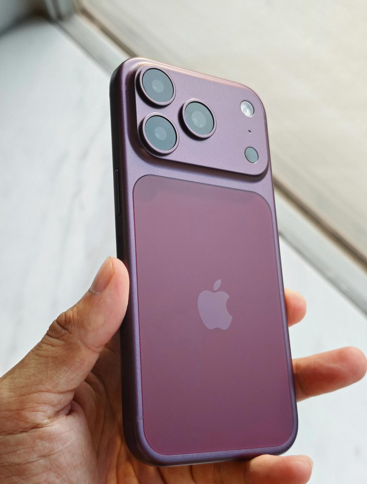 兄弟们，我已经拿到 iPhone 18 Pro Max 和 iPhone Ult