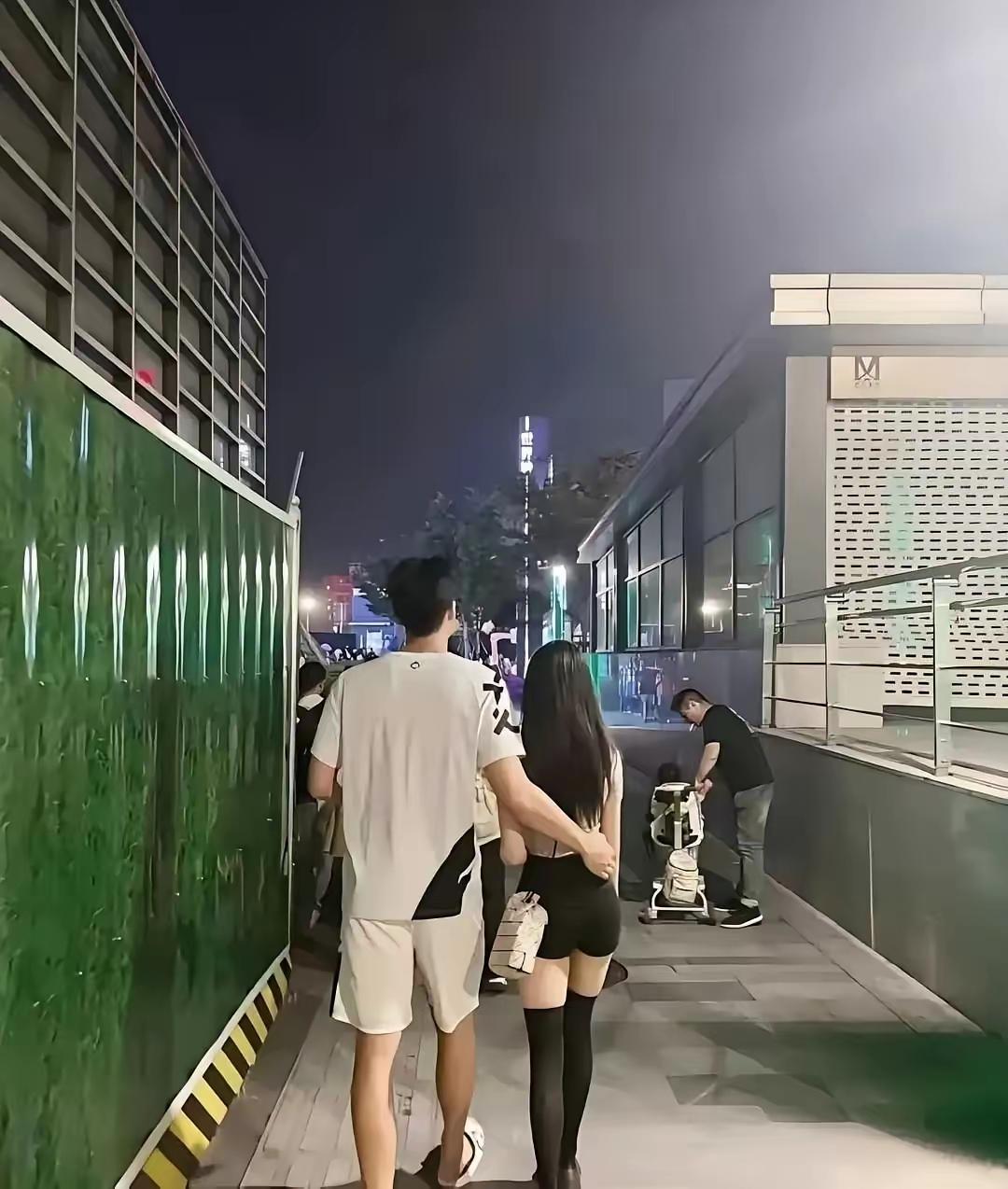 不要羡慕别人男才女貌，只要你足够富有，天仙都给你砸下来，能不能找到对象这个问题在