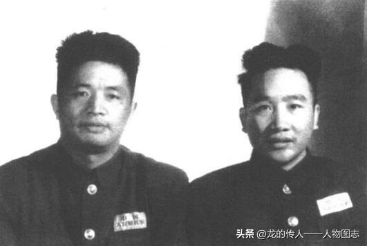 段苏权同华北军区空军副司令员李中权(左)合影。