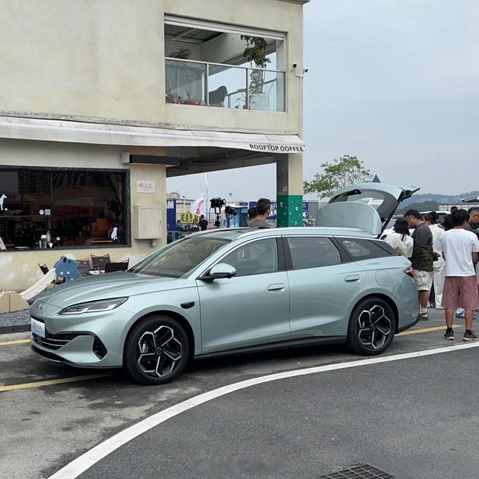 网传的海豹06旅行车广告片拍摄现场，旅行车的比例感还是有的，大家觉得如何呢？大家