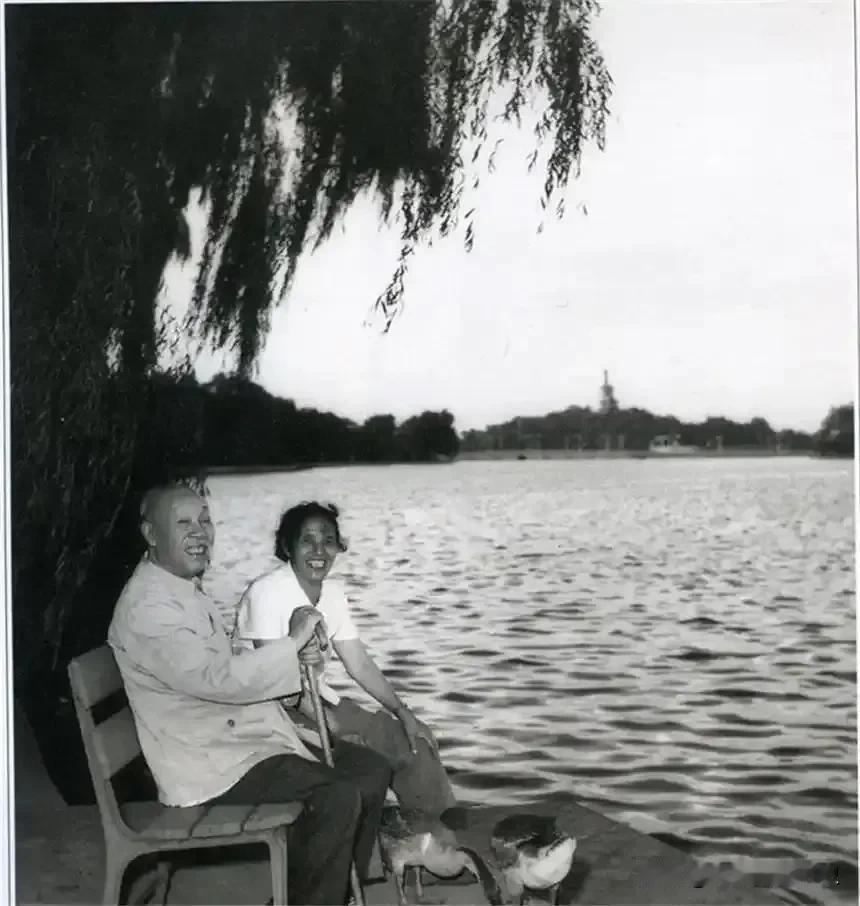 这张黑白照片摄于1962年7月，湖畔垂柳依依，水波轻漾，董必武与夫人何莲芝并肩坐