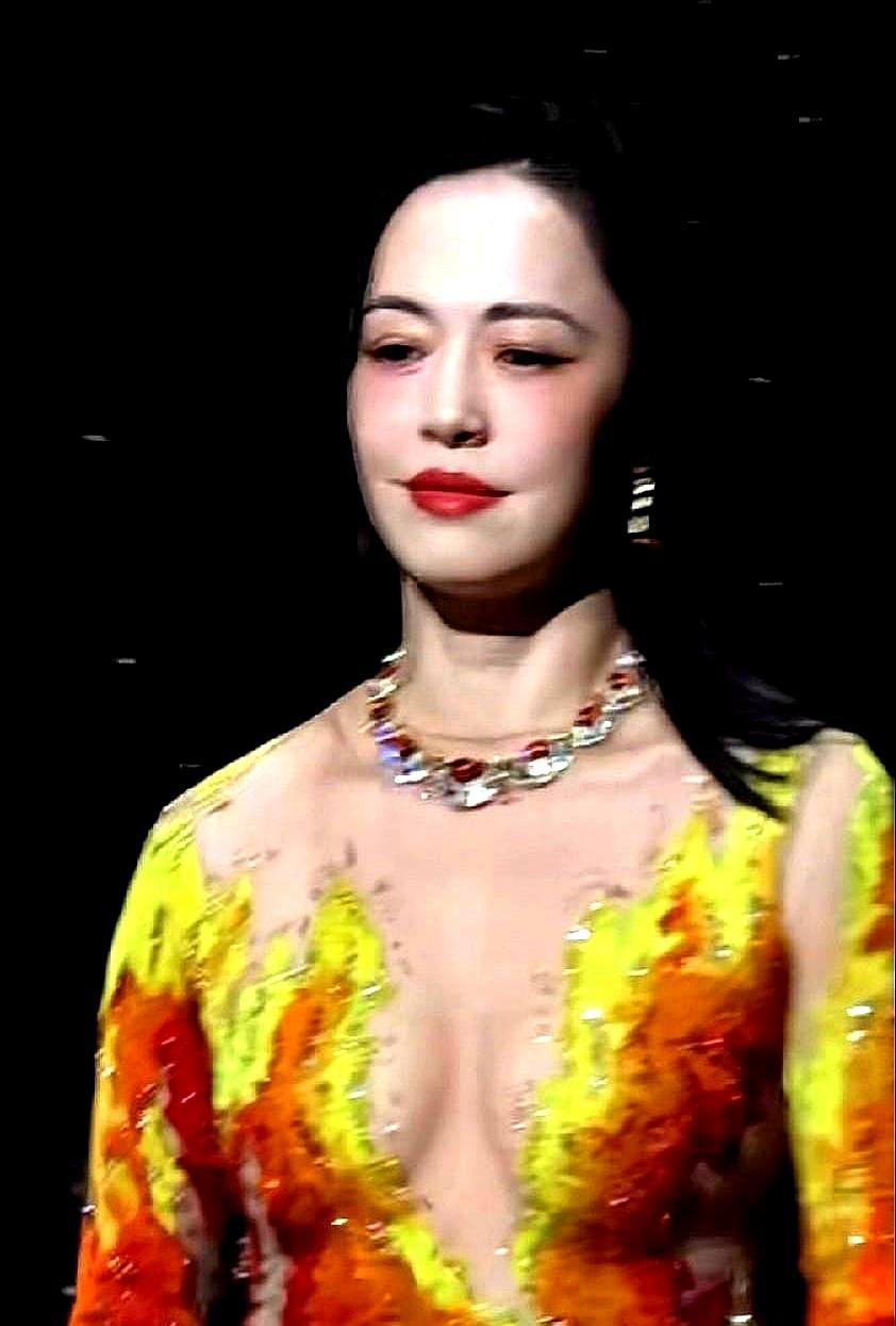 戛纳红毯上，保安一把扯过黑布盖住女明星胸口——不是偷袭，是官方新规。
 
你刚掏