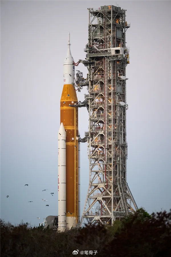 等了半个世纪，美国终于又敢“奔月”了！当地时间4月1日傍晚，美国航空航天局（NA