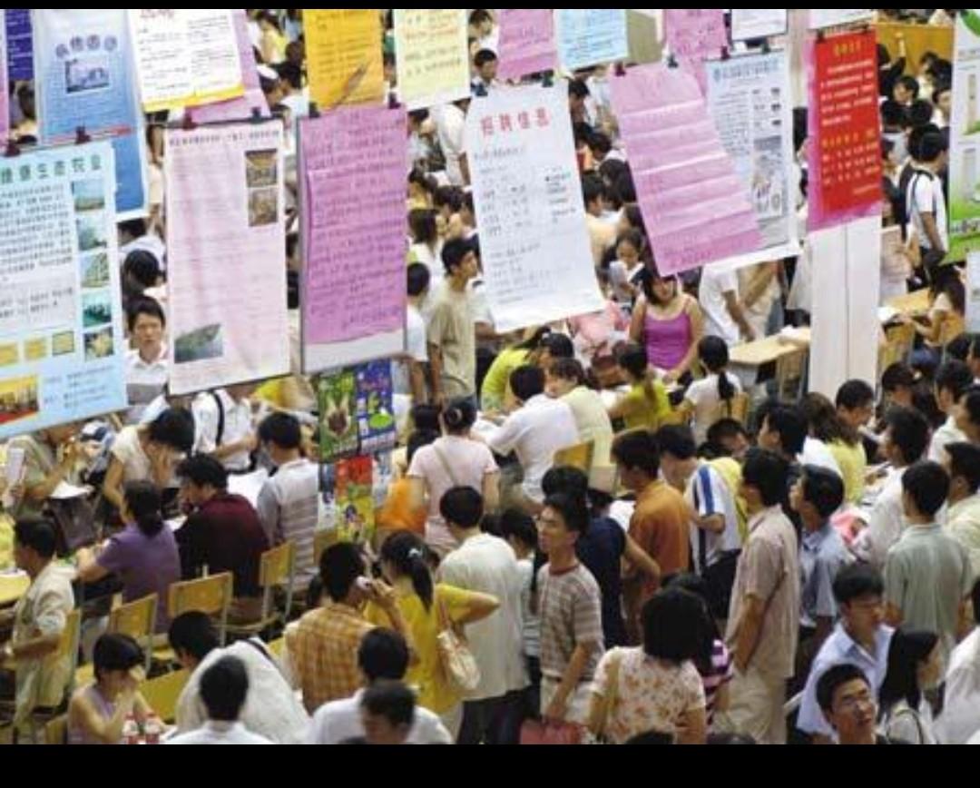 岗位紧缺文凭缩水，大学生回炉技校成新趋势，读书的三大误区亟待规避。

随着就业市