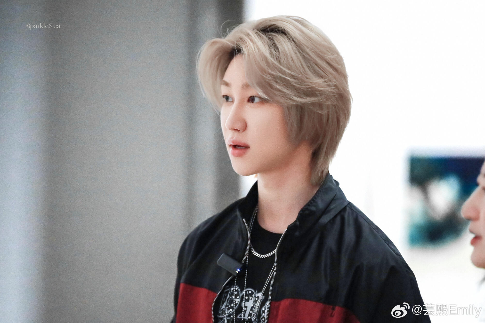 徐明浩金发看展今日份看展少年，徐明浩亮相WART艺术晚高峰看展，浅金发色搭配潮酷