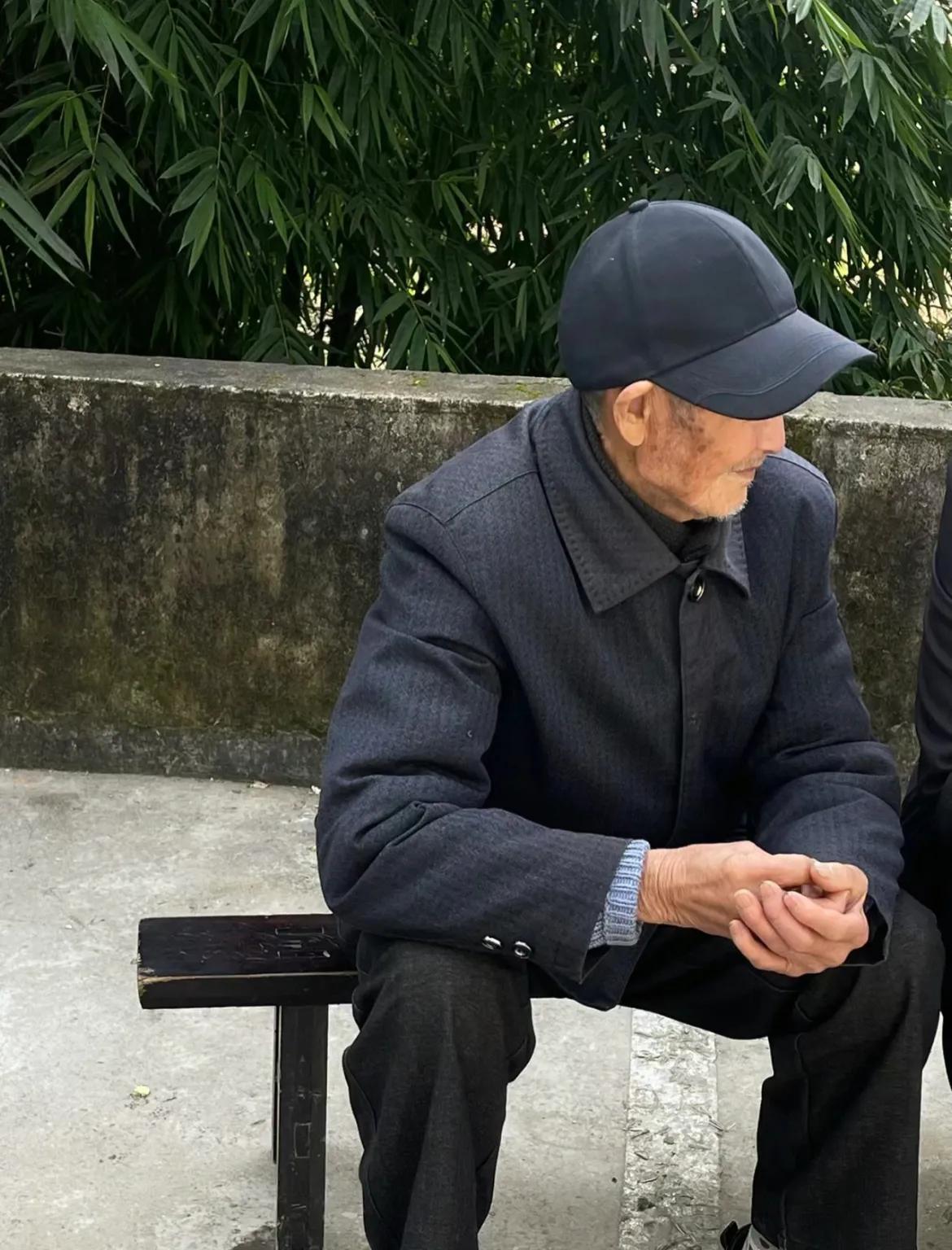 在我们的村子里，有个老爷子，年龄已经高达80岁。但他依旧生龙活虎，每天都会亲自下