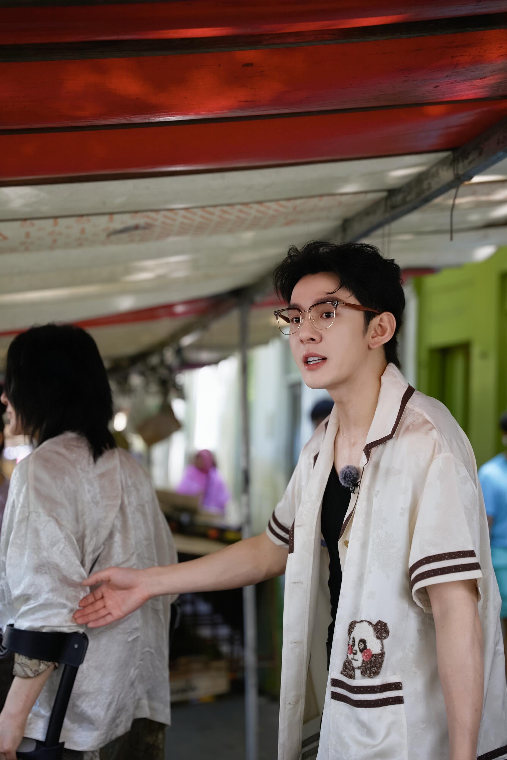 认真工作的李佳琦超级帅建议李佳琦开个眼力见培训班