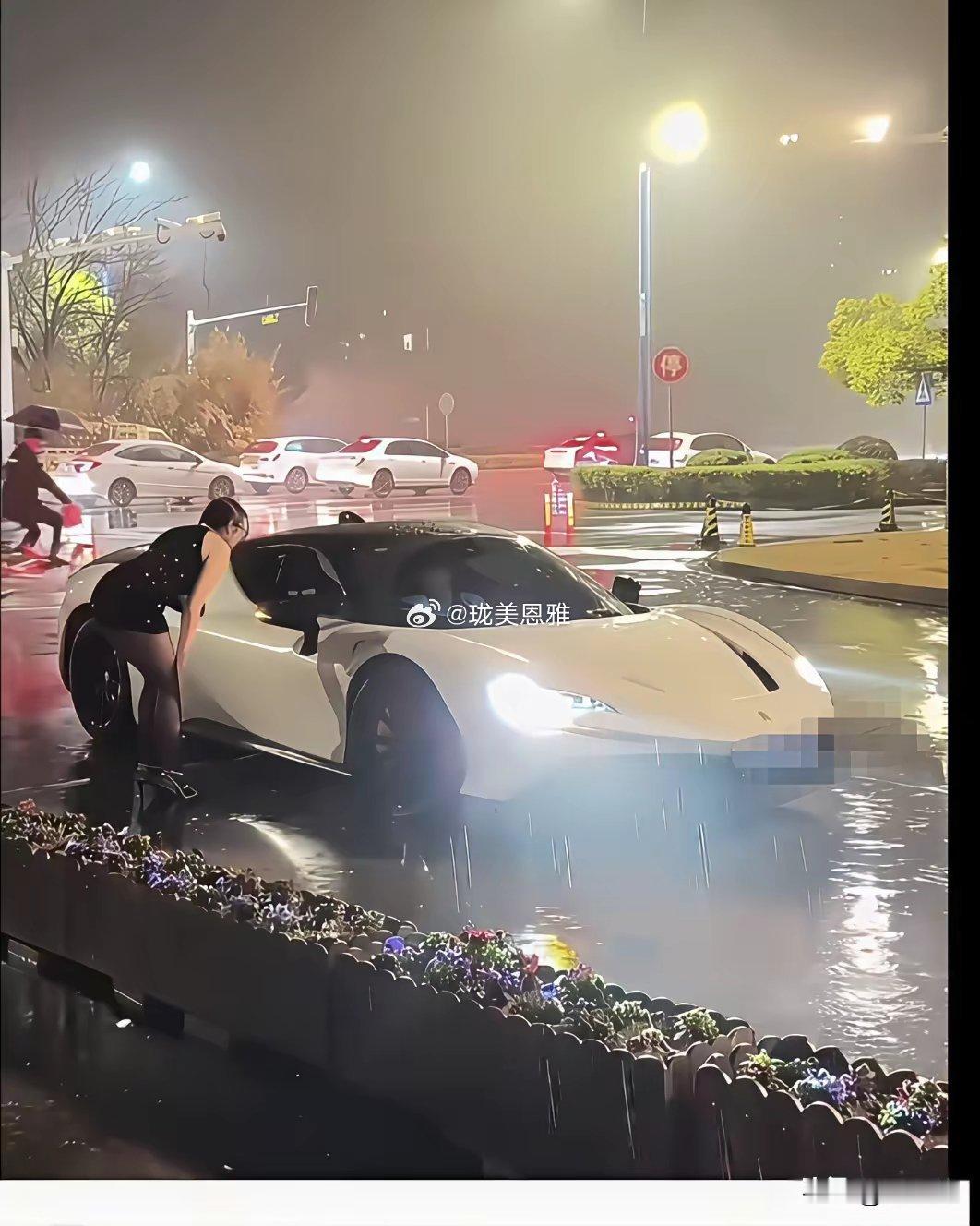 渣男，居然让我外面淋雨！我踩着高跟鞋，穿着小裙子却因为你的“恶毒”淋成了落汤鸡！