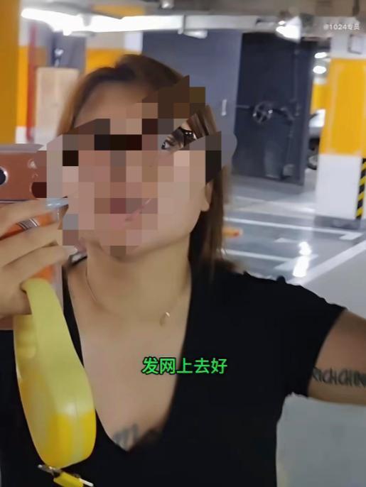 广东佛山，一名女业主在车库内遛狗，全程没有给狗狗拴牵引绳，路过的男业主看到后，出