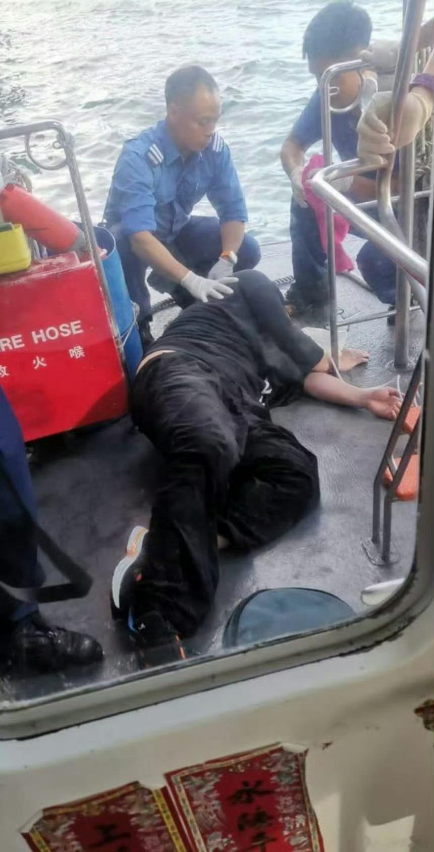 姜涛坠海第一眼以为是条鲸鱼，仔细看才发现是顶流。[二哈] ​​​