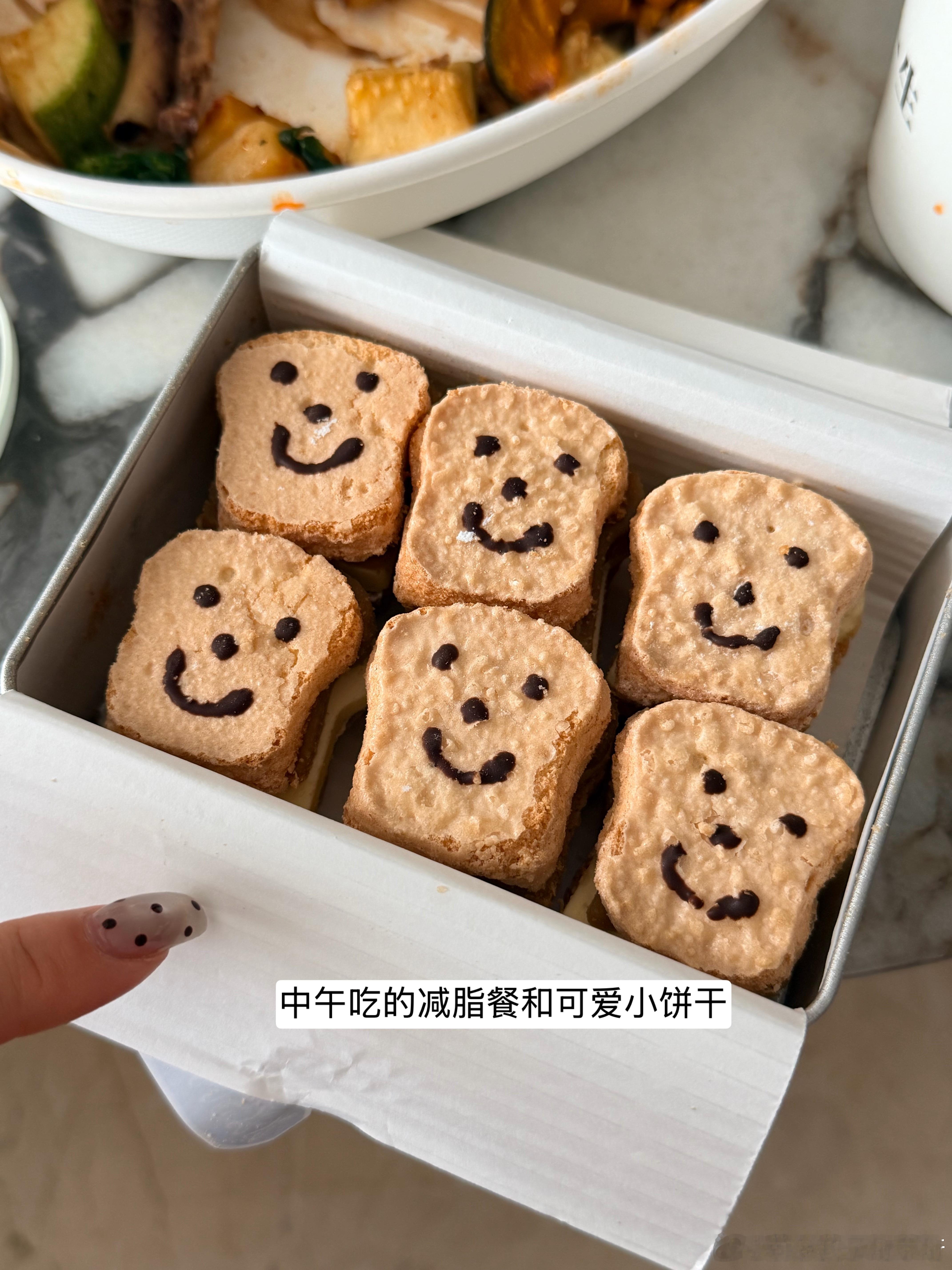 昨天闺蜜子局 她们说如果我不喝酒的话30岁大寿 我的身后将空无一人 于是八百年不