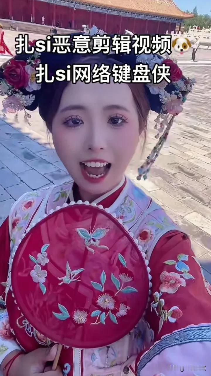 北京地铁1号线女子骂老人“老人变坏了”后续，女子“澄清”：没有打老人，老人本来坐