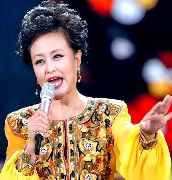 说说歌唱家朱明瑛吧，84年春晚，那个穿着亮黄色裙子、连唱三首歌的女人，一首《回娘