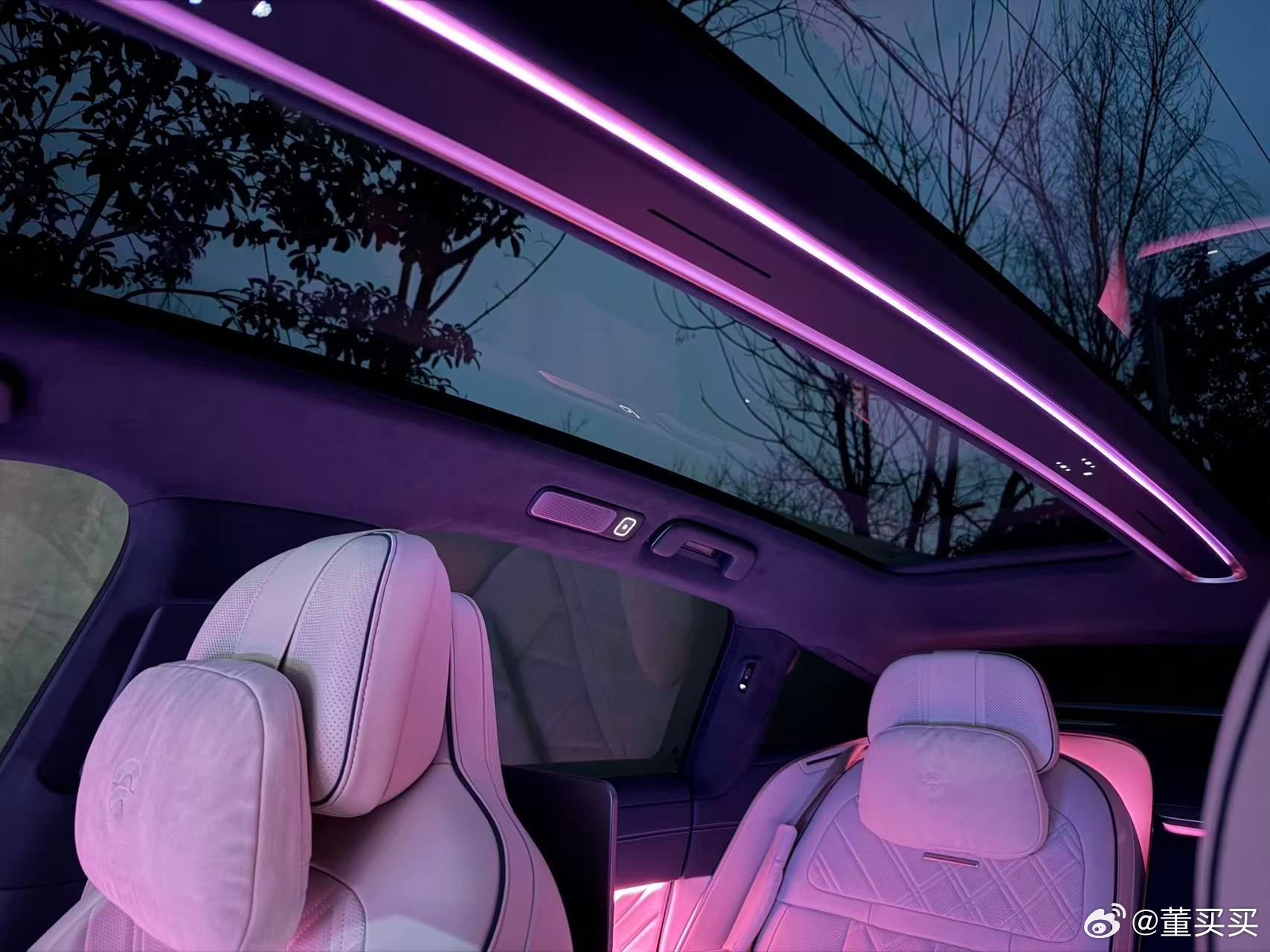 等人，玩灯。发现ET9把灯光模式做成按钮了，这氛围，啧啧。听ET9会客厅 ，一位