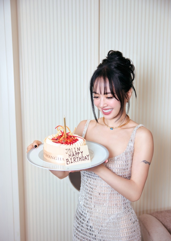 蔡依林46岁生日照蔡依林46岁状态 蔡依林迎来46岁生日，晒出生日照。祝momm
