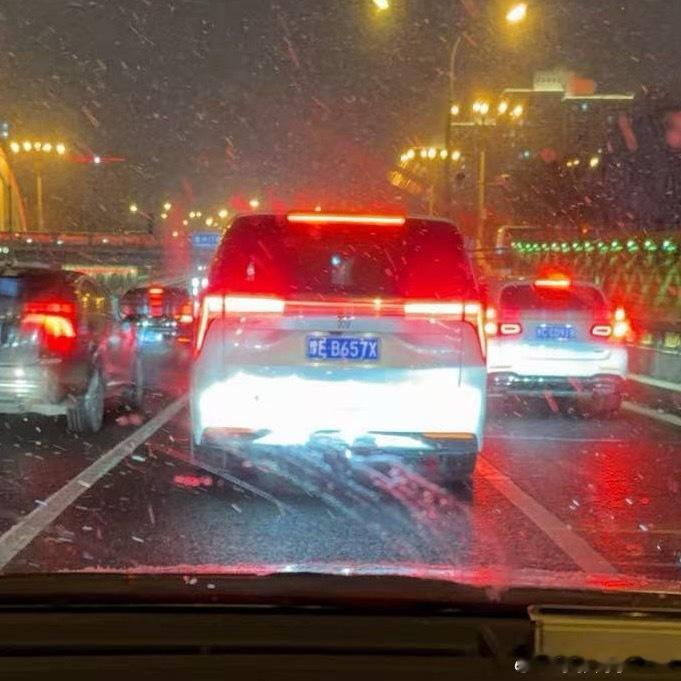 尊贵的别克GL8在狼狈的二环上行驶