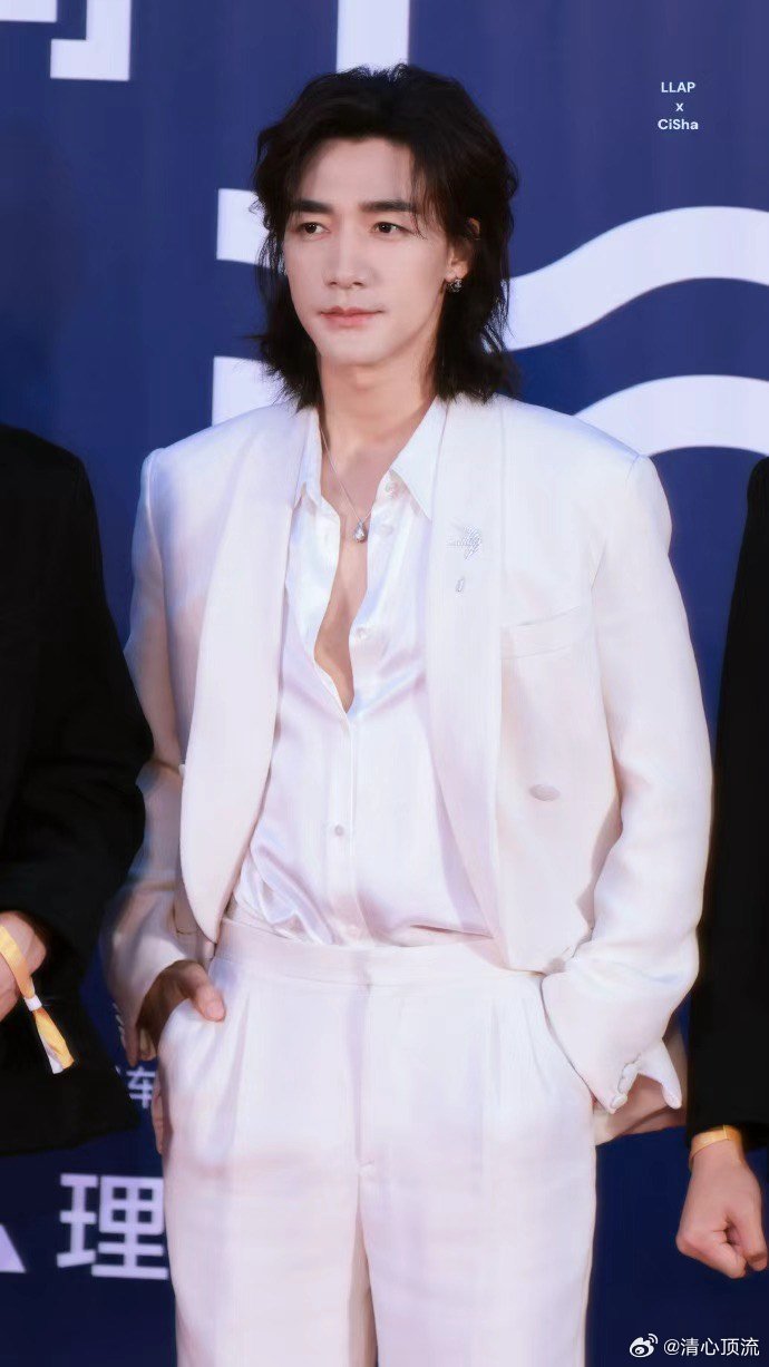 此沙像老实人豁出去了谁能想到，平日里那个带着几分腼腆、宛如邻家大男孩般的老实人此