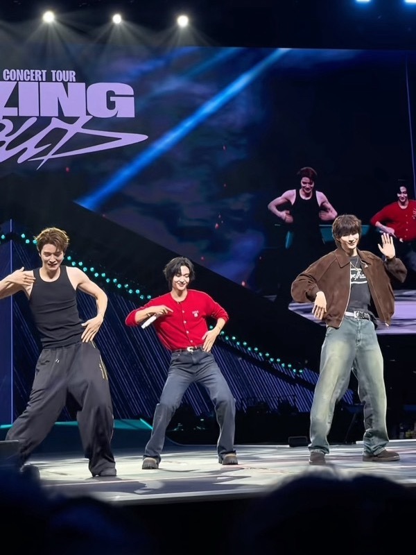 郑成灿和朴元彬两位六颜一同框 某人貌似还穿了厚底鞋🌚 