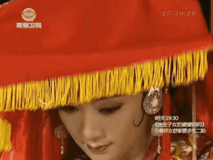 新旧版《上错花轿嫁对郎》掀盖头对比，为啥觉得旧版杜冰雁和李玉湖是相互看见彼此后都
