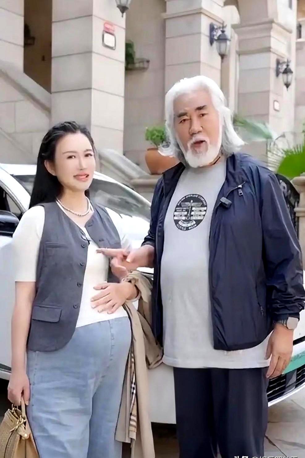 镜头里，杜星霖托着肚子，温雅像一枚玉，张纪中在旁边笑着指向她，郎才女貌的定格却不