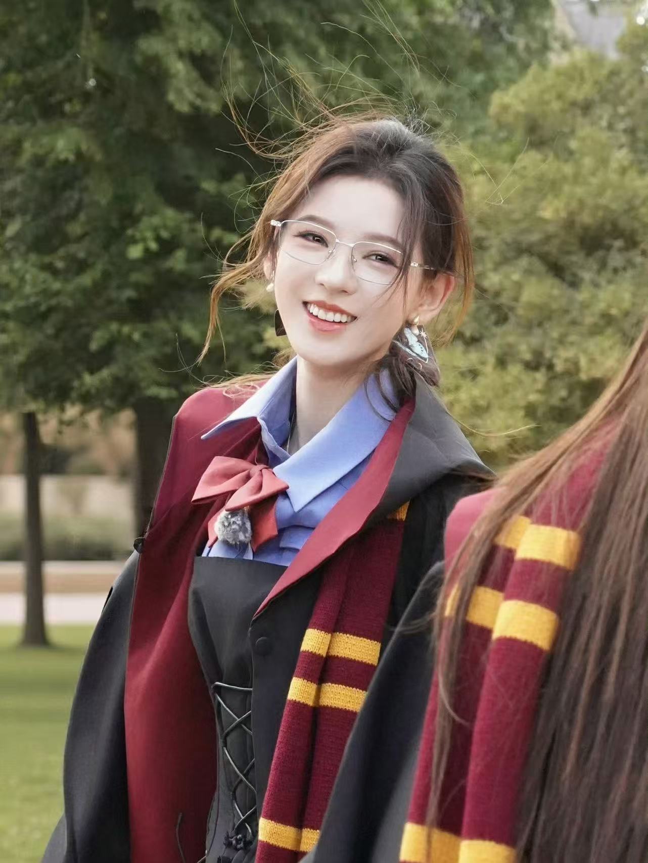 张予曦赵昭仪好明媚浓颜姐姐遇上元气小妹，相处氛围轻松舒服，看着她们同框心情都变好